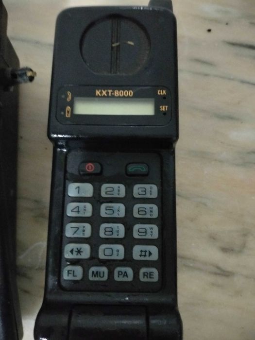 Telefone antigo entre outras coisas