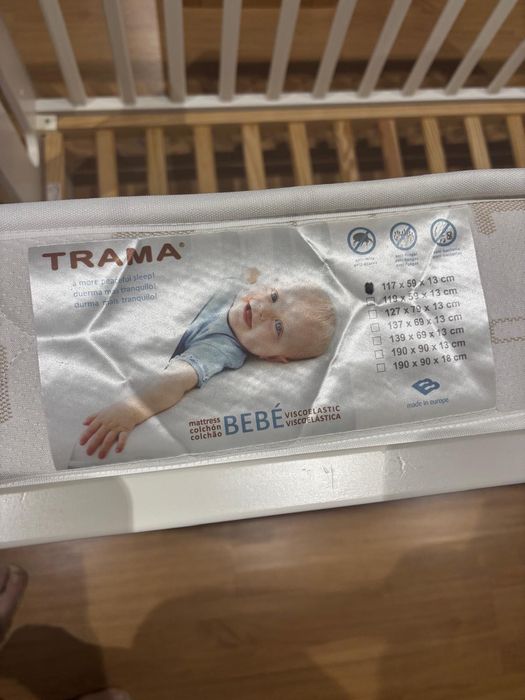 Berço bebé TRAMA + colchão + jogo de cama