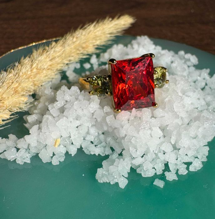 Elegância Intemporal – Anel de Zircónia Quadrada