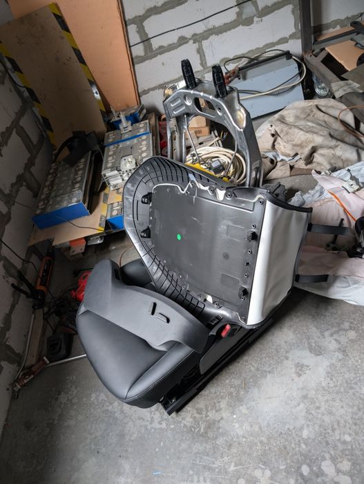 Сидіння тесла модел Y 2023 року під роботу