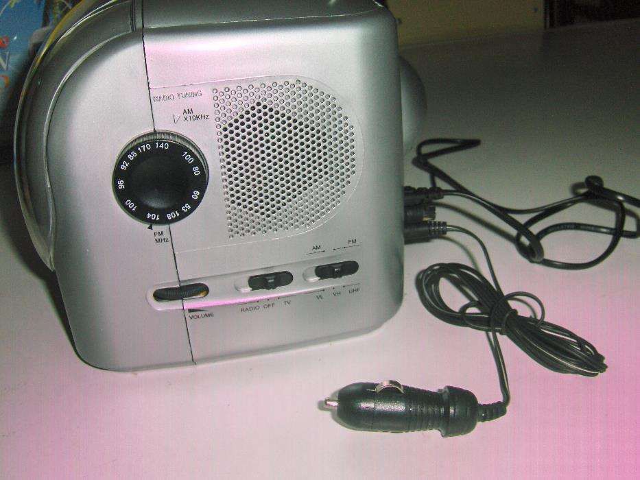 TV PORTÁTIL de 5,5 " e Rádio AM/FM, marca Style-NOVA na caixa original