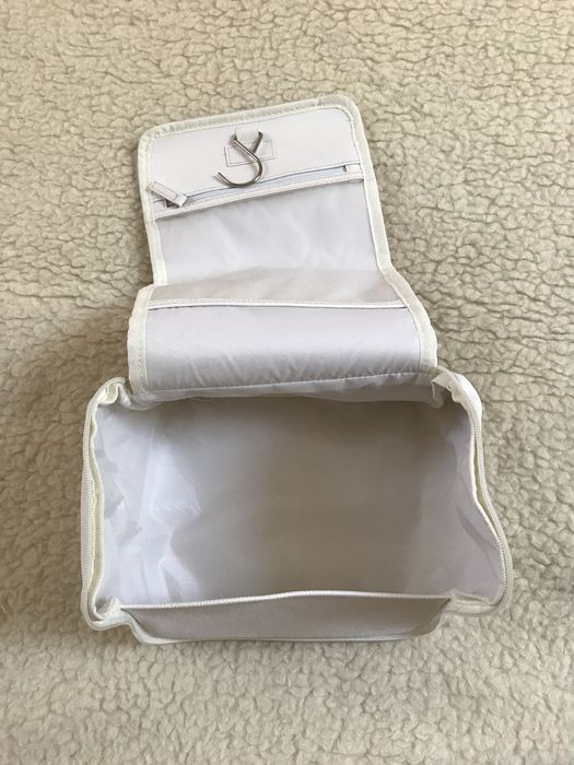 Duża biała kosmetyczka podróżna, kuferek pudrowy róż Trussardi