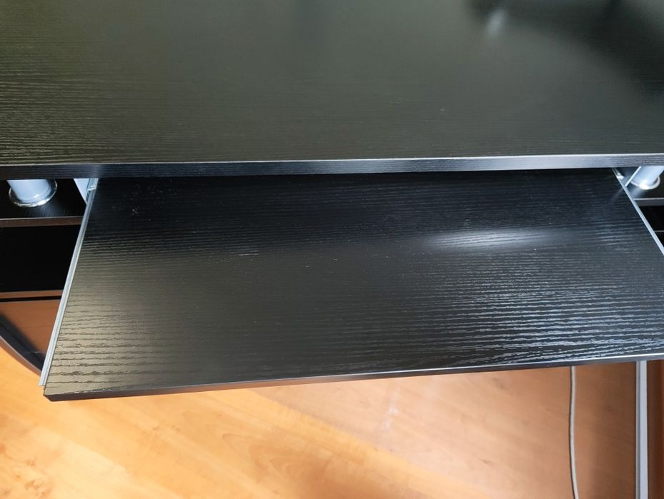 Secretária com espaço para torre de pc - muito bom estado