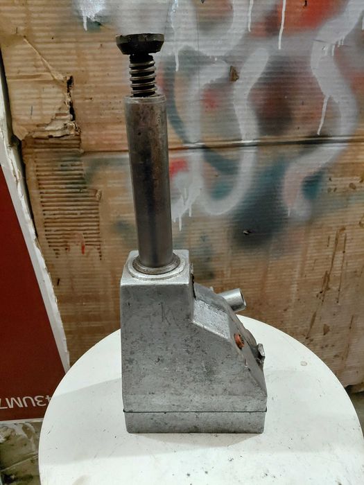 Lewarek podnosnik hydrauliczny