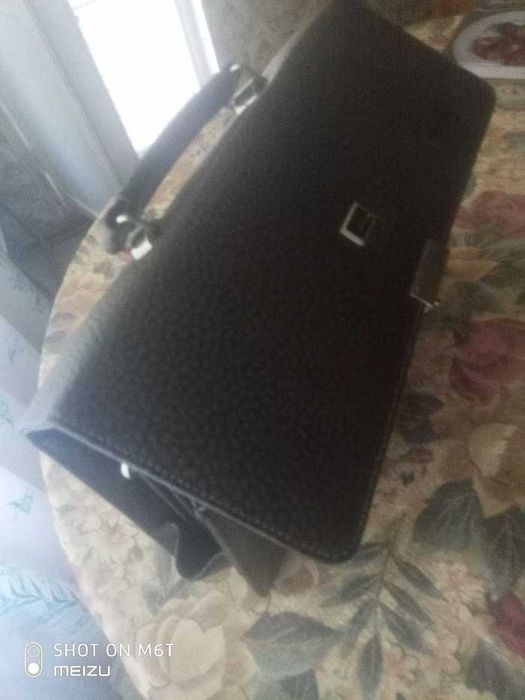 Чоловічий портфель з якісної шкіри з вираженою фактурою