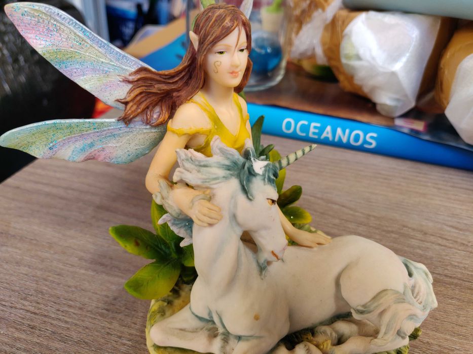 Estatueta Fada com Unicórnio