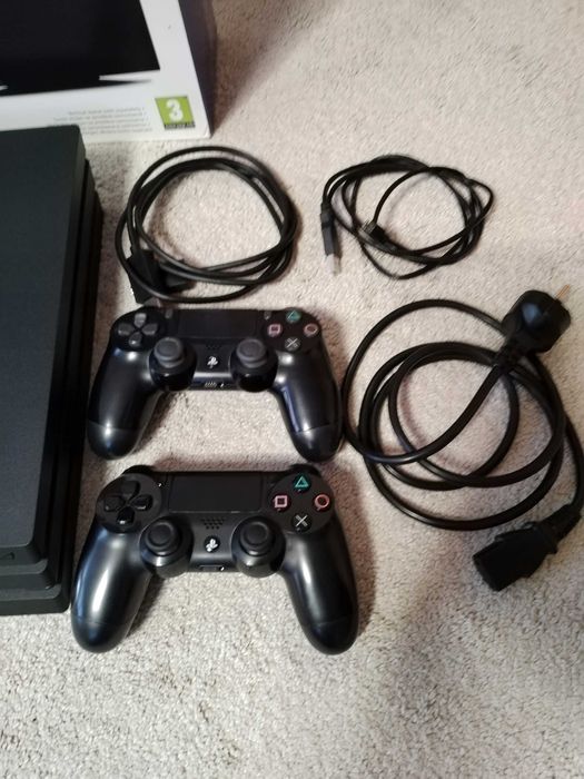 Playstation 4 pro 2 pady 12 gier + akcesoria