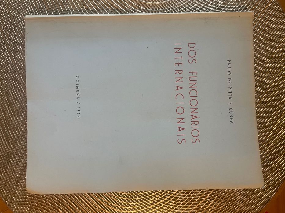 "Dos funcionários internacionais" com assinatura