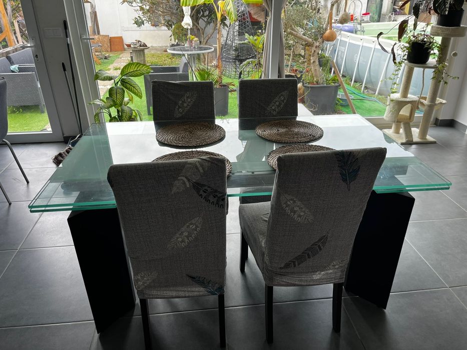 Mesa vidro  de jantar+4cadeiras  ,1,60m/1,90/2,20. X0,90m