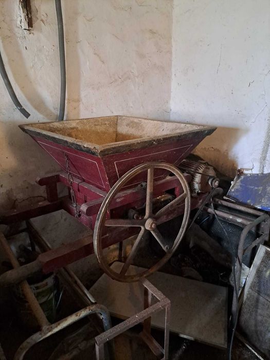 Esmagador de uvas com motor elétrico