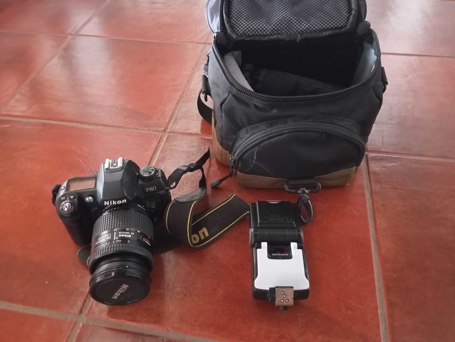 Camera Nikon F80,com flash e bolso de transporto