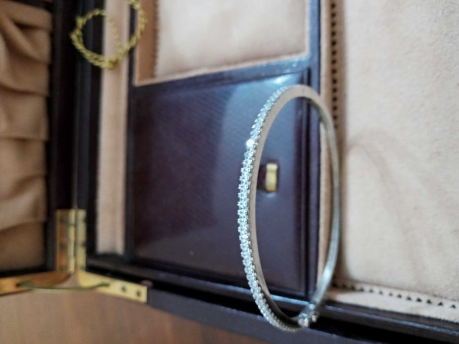 Bonita pulseira em prata e brilhantes