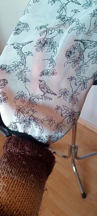 Elegancka bluzka z motywem ptaszków i gałązek