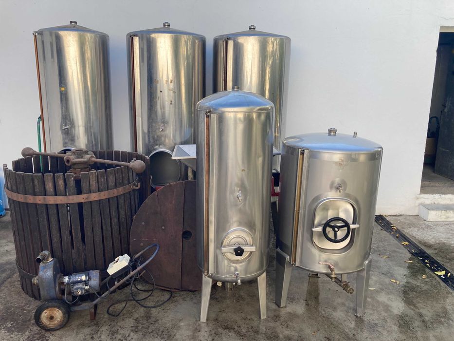 Conjunto de depositos para armazenar vinho, com prensa, esmagador