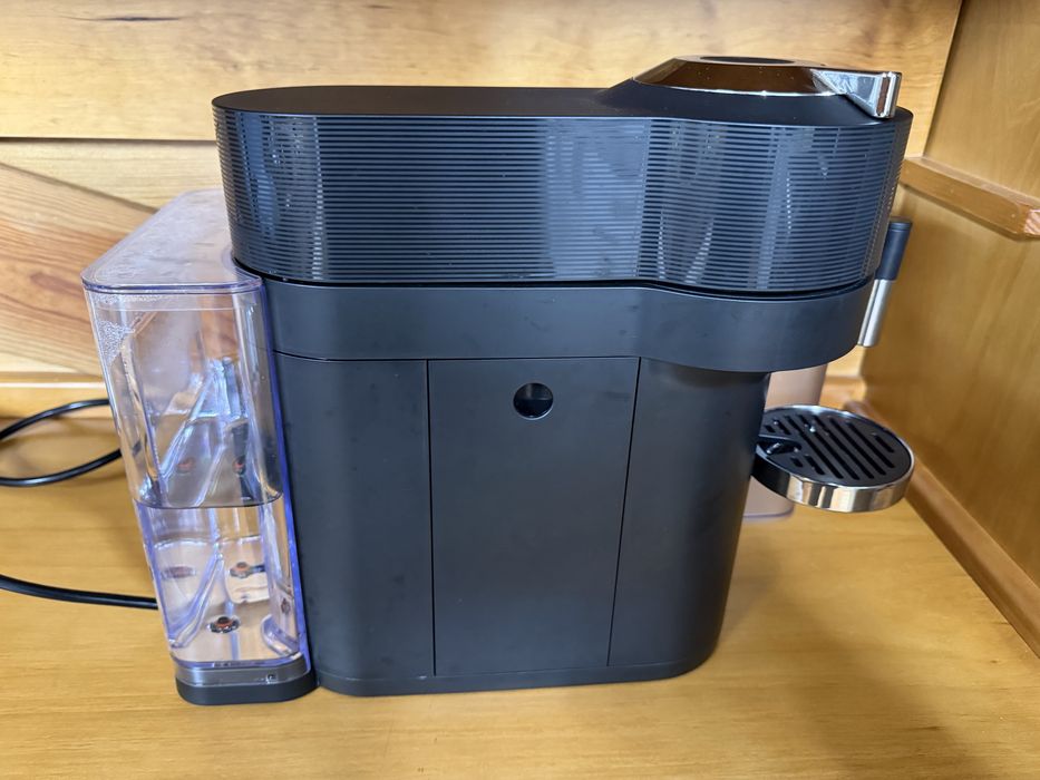 Máquina de Café NESPRESSO ENV3000.B Vertuo Lattissima Preto