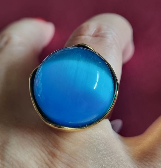 Anel dourado, em aço, com grande pedra azulão. T17