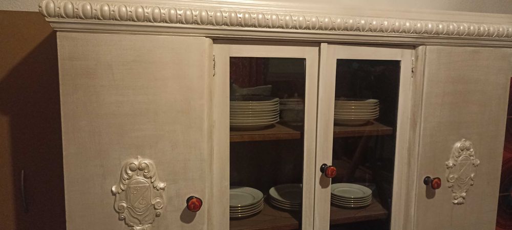 Aparador de madeira antigo