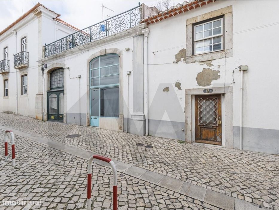 Pequena Moradia no Centro histórico de Cascais para Remodelar – Oportu