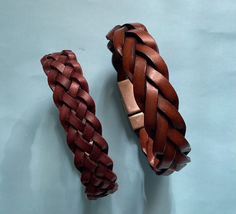 Pulseiras em pele entrelaçada castanha