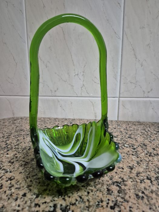 Cesto em vidro verde e branco