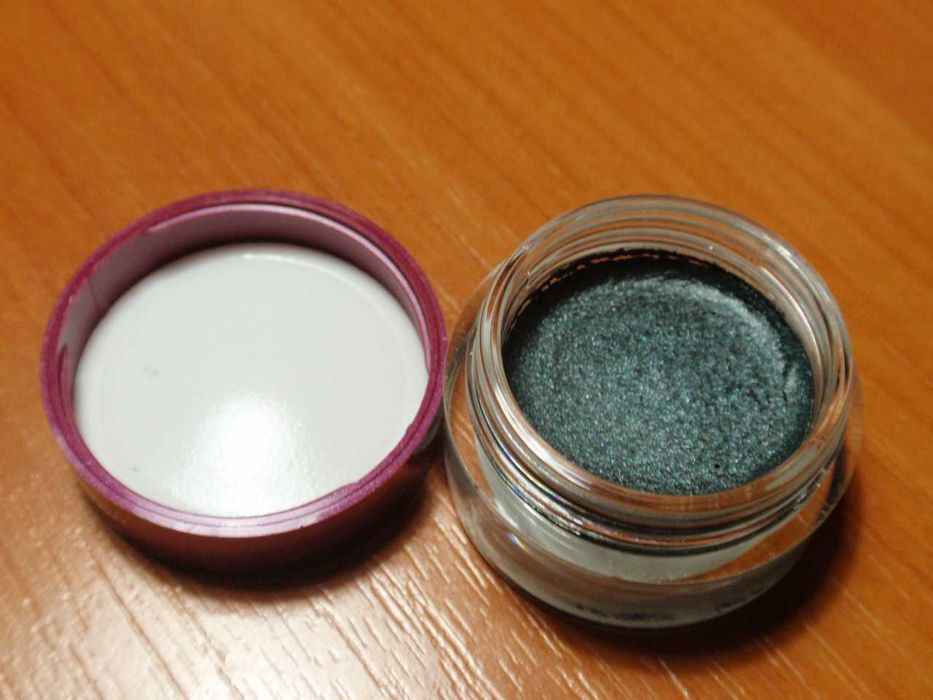 Набор: тушь новая, тени б.у