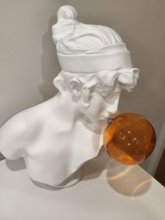 Estátua Decorativa Moderna com Bola Dourada – Peça de Design Premium