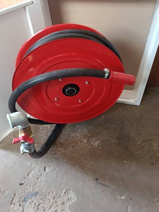 Пожежний шланг в корпусі кран комплект пожежна шафа