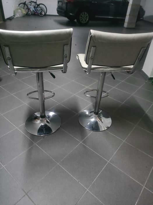 2 Cadeiras de Bar com elevação