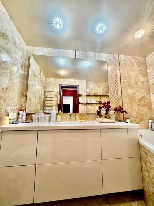 3-кімнатна квартира з ВЕЛИКОЮ кухнею! ! Класна локація! A11