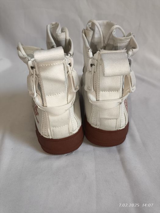Nike Special Field Air Force 1 Mid Kość Słoniowa Czerwony Unisex  40