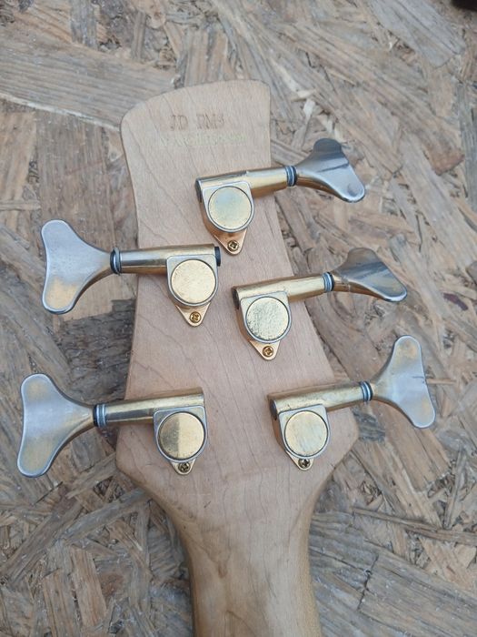 Бас гитара     .