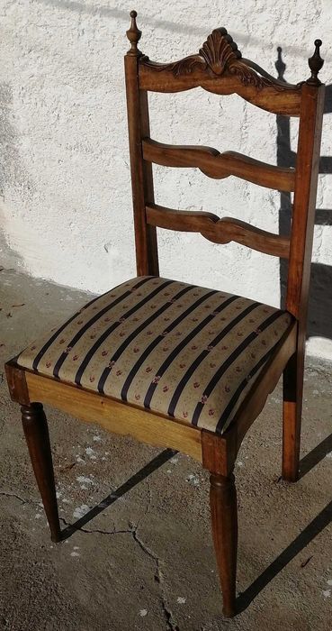 várias cadeiras somente uma de cada