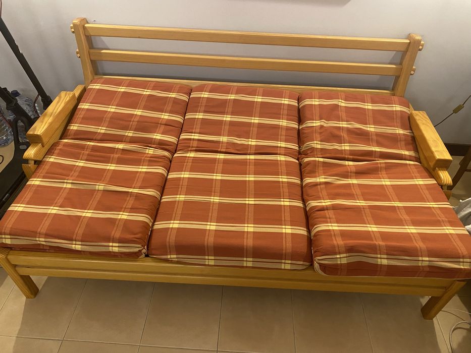 2 Sofas em madeira maciça com cama