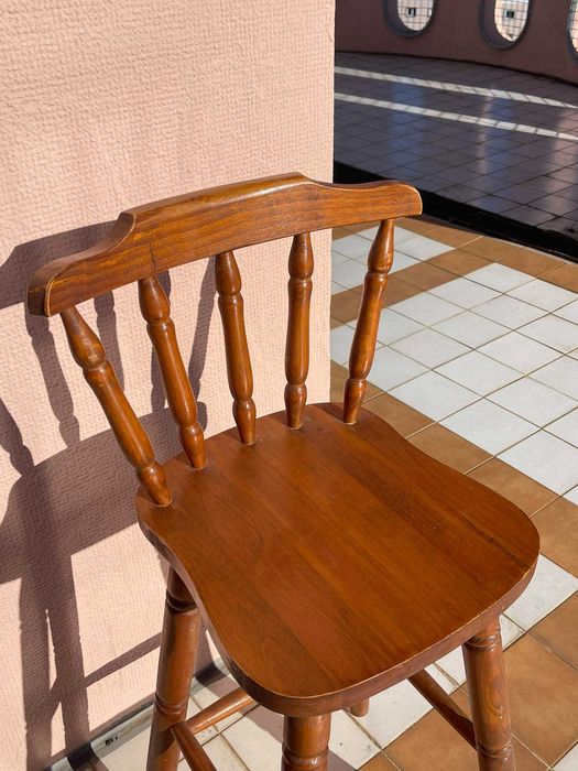 Cadeira alta de madeira