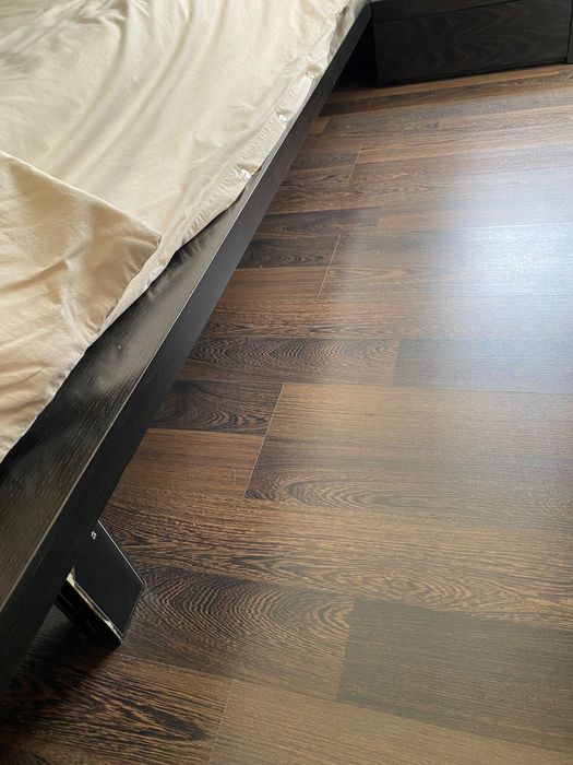 Cama de casal com mesas de cabeceira