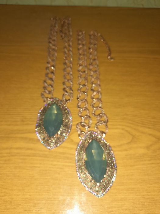 Цепь с нефритом  , серьги  - янтарь  .