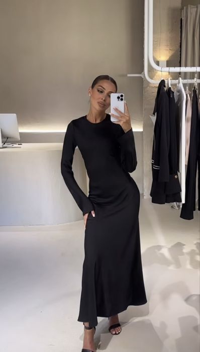 Шовкова чорна сукня