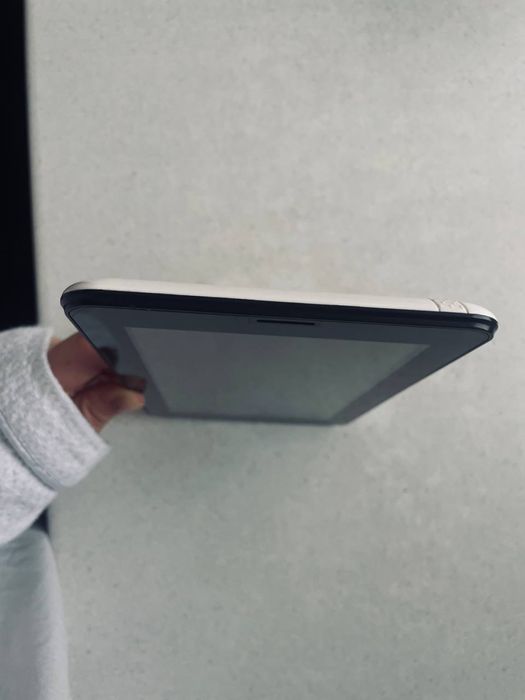 Планщет з цілим, не поцарапаним екраном