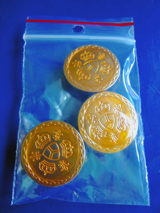 Złote plastikowe guziki płaskie z herbami 3 sztuki