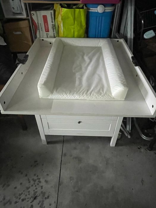 Vendo muda fraldas com gavetas Ikea