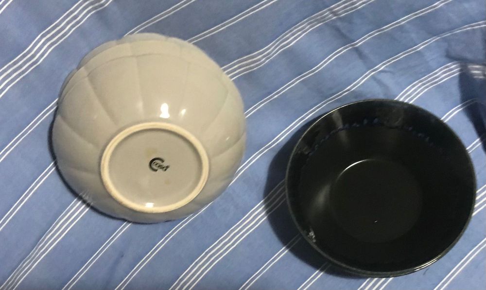 Tigelas largas bege e preta