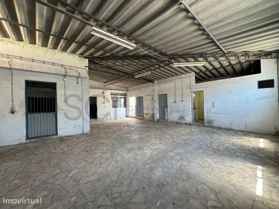 Armazém Industrial na Charneca de Caparica Lote de 320 m2