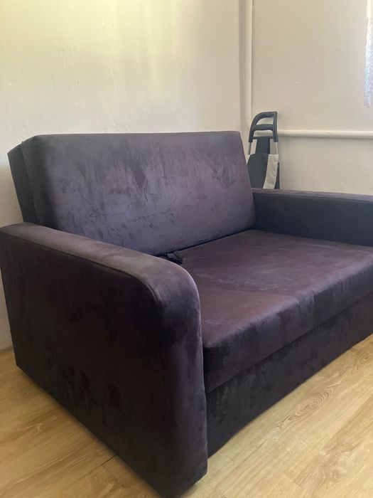 Granatowa rozkładana kanapa