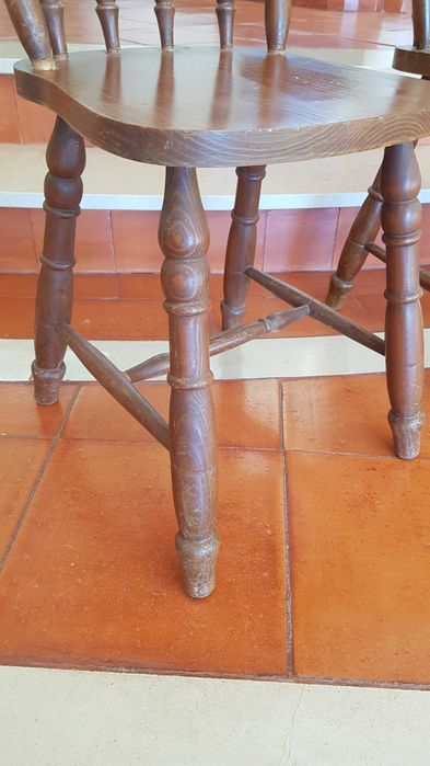 2 cadeiras rústicas, pinho maciço, em bom estado, sólidas, não abanam. Duram uma vida! Vendo para destralhar
