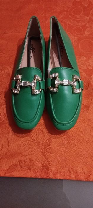 Sapatos completamente novo