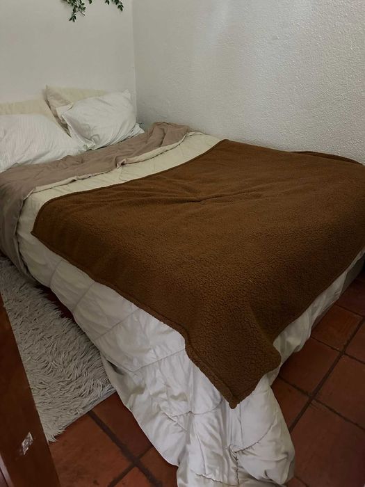 Cama semi-nova com colchão