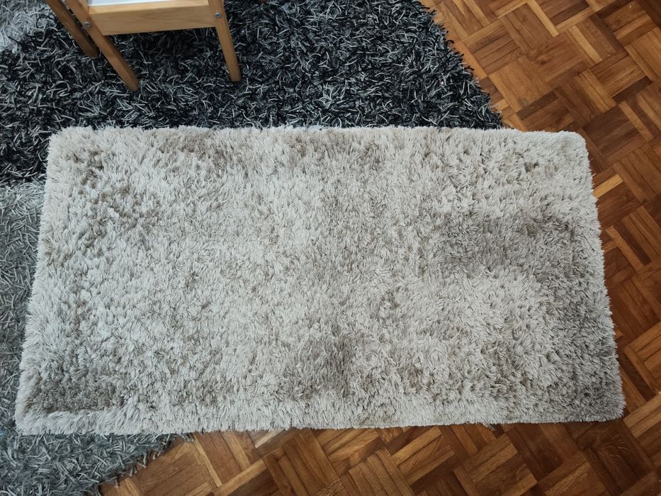 Tapetes azul e bege quarto