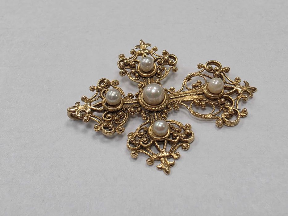 Złoty krzyżyk damski/ krzyż/ 585/ 8.32 gram/ 5x perła/ XX wiek/ praca ręczna