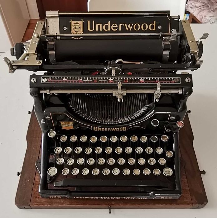 Máquina de escrever com mais de cem anos em ótimo estado.