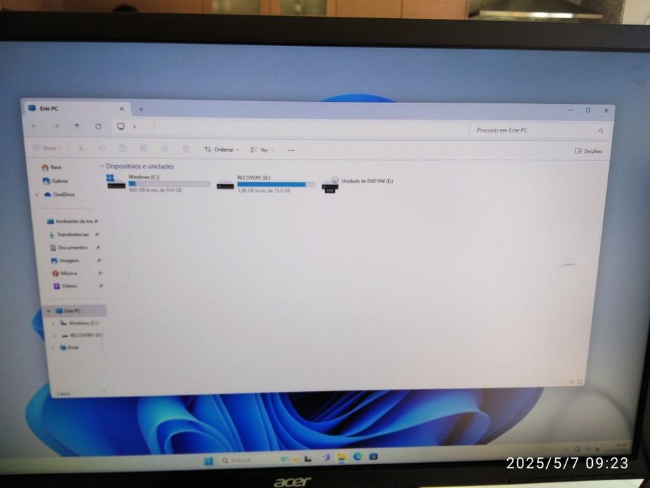 Torre HP Pavilion 590-A000NP . Monitor Acer V246 HL, teclado, Rato.